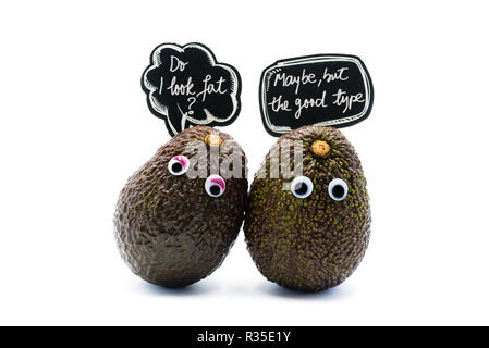 Romantico avocadi giovane con googly occhi e discorso bolla come uomo e donna, funny food concept per progetti creativi. Foto Stock