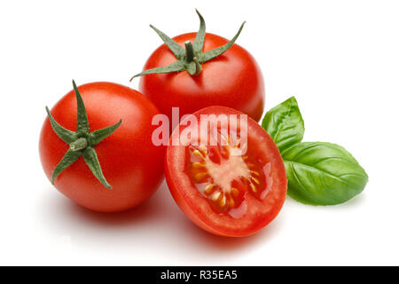 Pomodori freschi e le foglie di basilico isolati su sfondo bianco Foto Stock