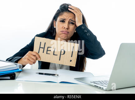 Attraente giovane imprenditrice lavorando sul computer portatile di sofferenza lo stress in ufficio going crazy tenendo un segno di aiuto Foto Stock