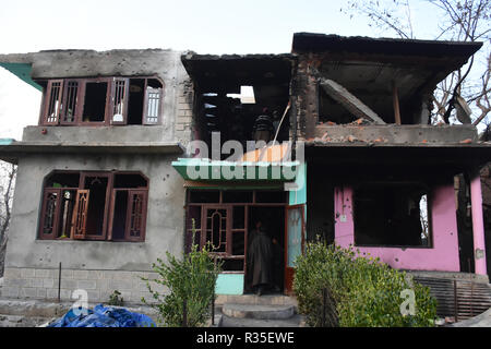 Pulwama, India. Xx Nov, 2018. Kashmir popolo musulmano di valutare i danni di una casa residenziale che è stato danneggiato durante un incontro tra India e le forze ribelli del Kashmir in Shopian Distretto indiano del Kashmir amministrato il 20 novembre 2018. Quattro ribelli sono stati uccisi in uno scontro a fuoco tra le forze indiane e i ribelli del Kashmir che sono stati identificati come Inam ul Haq di Feripora, Abid Nazir Chopan di Paddarpora, Mehraj Ud Din Najar di Drawni Zainapora e Basharat Ahmad di Chotigam. Due indiani i paracadutisti sono stati anche uccisi nel gunfight. Credito: Muzamil Mattoo/Pacific Press/Alamy Live News Foto Stock