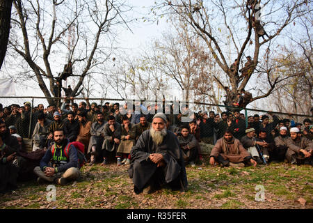 Pulwama, India. Xx Nov, 2018. Musulmani del Kashmir di persone ai funerali del ribelle Basharat Ahmad che è stato ucciso nel corso di un incontro nel distretto di Shopian di Indiano Kashmir amministrato il 20 novembre 2018. Quattro ribelli sono stati uccisi in uno scontro a fuoco tra le forze indiane e i ribelli del Kashmir che sono stati identificati come Inam ul Haq di Feripora, Abid Nazir Chopan di Paddarpora, Mehraj Ud Din Najar di Drawni Zainapora e Basharat Ahmad di Chotigam. Due indiani i paracadutisti sono stati anche uccisi nel gunfight. Credito: Muzamil Mattoo/Pacific Press/Alamy Live News Foto Stock