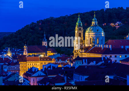 Guardando attraverso i tetti del borgo 'Mala Strana", il quarto sotto la 'Hradčany', con la Chiesa di San Nicholas Chiesa Ortodossa di notte Foto Stock