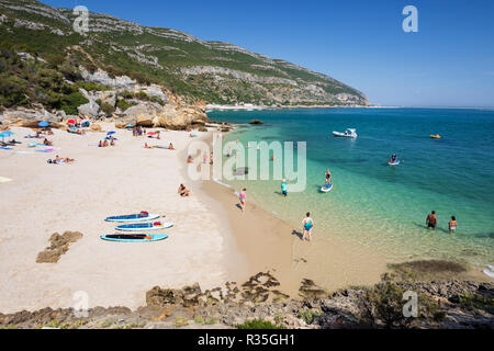 Praia dos Coelhos sul pomeriggio estivo, Portinho da Arrabida, Parco Naturale di Arrabida, distretto di Setubal, regione di Lisbona, Portogallo, Europa Foto Stock