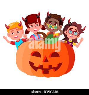 Gruppo di bambini con il diavolo corna che spuntavano dal grande vettore di zucca. Halloween illustrazione isolato Illustrazione Vettoriale