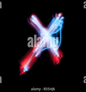 Lettera X dell'alfabeto realizzato dal segno al neon. La luce blu immagine, esposizione a lungo con colorate luci fairy, contro uno sfondo nero Foto Stock