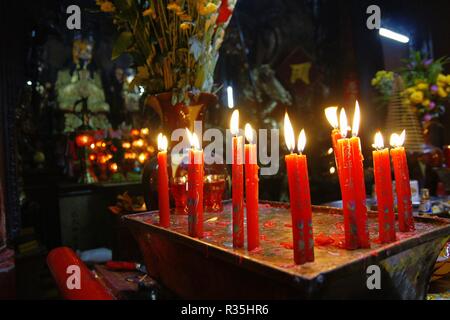 Ho Chi Ming, Vietnam - 27 Ottobre 2011: Asian persone religiose pregando nel tempio del Vietnam Foto Stock