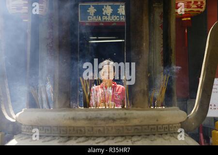 Ho Chi Ming, Vietnam - 27 Ottobre 2011: Asian persone religiose pregando nel tempio del Vietnam Foto Stock