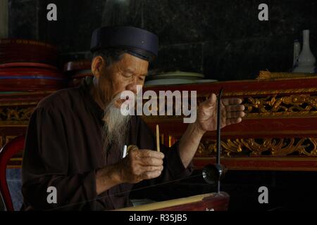 Ho Chi Ming, Vietnam - 27 Ottobre 2011: Asian persone religiose pregando nel tempio del Vietnam Foto Stock