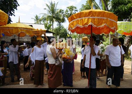 Ho Chi Ming, Vietnam - 27 Ottobre 2011: Asian persone religiose pregando nel tempio del Vietnam Foto Stock