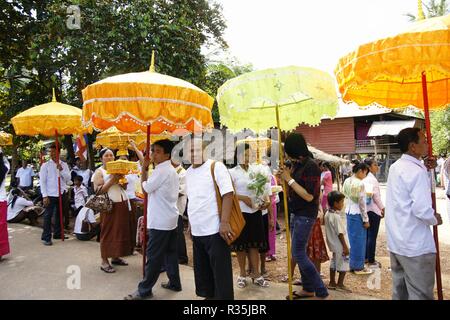 Ho Chi Ming, Vietnam - 27 Ottobre 2011: Asian persone religiose pregando nel tempio del Vietnam Foto Stock