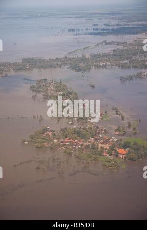 Non Pem, Cambogia - 26 Ottobre 2011: inondazioni nel sud-est asiatico visto da un aereo, vista aerea. Foto Stock