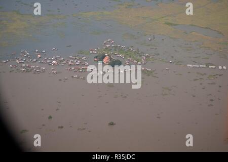 Non Pem, Cambogia - 26 Ottobre 2011: inondazioni nel sud-est asiatico visto da un aereo, vista aerea. Foto Stock