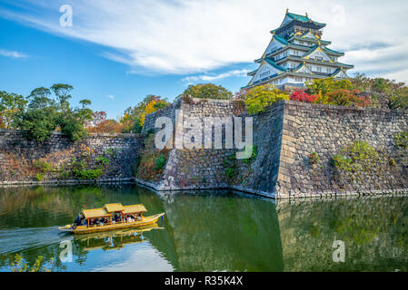 Il Castello di Osaka, una imbarcazione turistica nel fossato Foto Stock