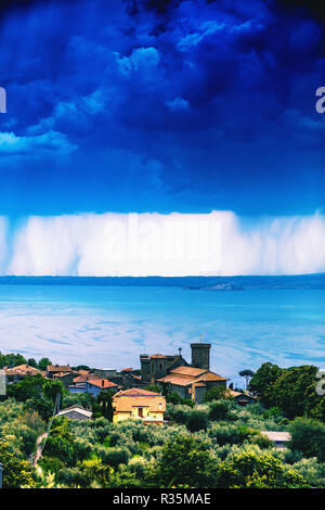 Vista panoramica di una tempesta sul lago di Bolsena, Rocca Monaldeschi della Cervara, Viterbo, Italia Foto Stock