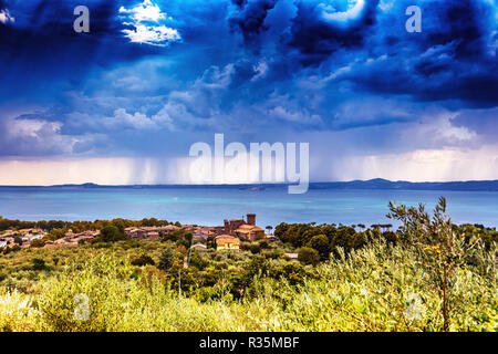 Vista panoramica di una tempesta sul lago di Bolsena, Rocca Monaldeschi della Cervara, Viterbo, Italia Foto Stock