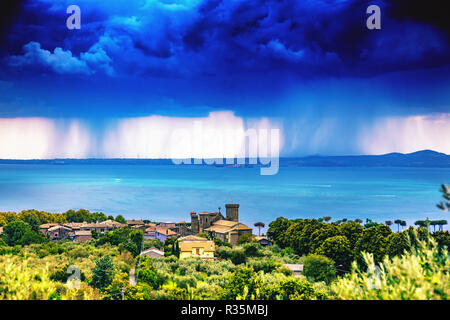 Vista panoramica di una tempesta sul lago di Bolsena, Rocca Monaldeschi della Cervara, Viterbo, Italia Foto Stock