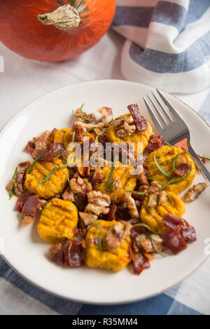 Gnocchi di zucca con pancetta Foto Stock