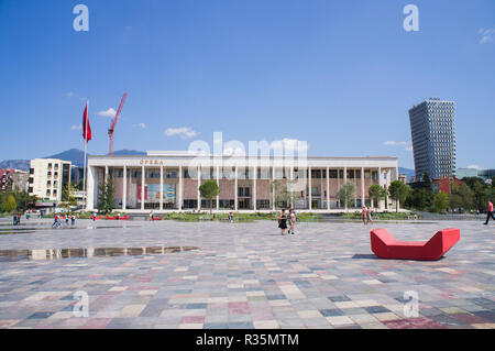 Il Teatro Nazionale di Opera e Balletto di Albania (TKOB) in Piazza Skanderbeg a Tirana, la capitale e la città più grande dell'Albania. Il 7 settembre 2018. Foto Stock