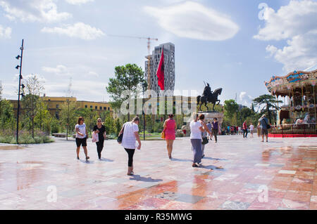 La torre di Archaea sito in costruzione, Skanderbeg statua equestre, stile antico giostra in Piazza Skanderbeg a Tirana, la capitale e bigges Foto Stock