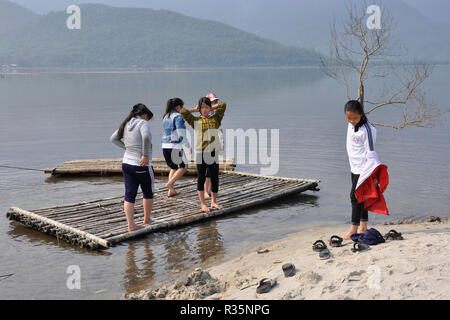 Il Vietnam, Hoi An, uomo villaggio thailandese Foto Stock