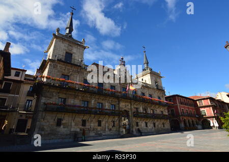 La piazza principale con il suo bellissimo municipio edificio a Leon. Architettura, Viaggi, storia, street photography. Il 2 novembre 2018. Leon Castilla y Leon S Foto Stock