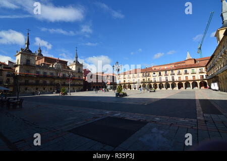 La piazza principale con il suo bellissimo municipio edificio a Leon. Architettura, Viaggi, storia, street photography. Il 2 novembre 2018. Leon Castilla y Leon S Foto Stock