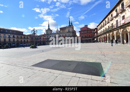La piazza principale con il suo bellissimo municipio edificio a Leon. Architettura, Viaggi, storia, street photography. Il 2 novembre 2018. Leon Castilla y Leon S Foto Stock