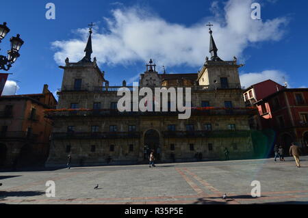 La piazza principale con il suo bellissimo municipio edificio a Leon. Architettura, Viaggi, storia, street photography. Il 2 novembre 2018. Leon Castilla y Leon S Foto Stock