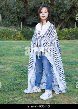 Piccolo palestinese ragazza con Keffiyeh Foto Stock