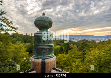 Un tempio giapponese dettagli su un enorme foresta verde in una nuvola giorno a Kyoto, Giappone Foto Stock