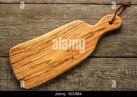 Composizione con olive wood board su sfondo rustico con cjpy spazio. Foto Stock