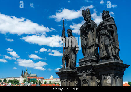 Il 'Hradčany', il quartiere del Castello, visto dal ponte 'Karlův piu', il Ponte di Carlo, attraversando il fiume Moldava'. Uno dei 30 statue Foto Stock