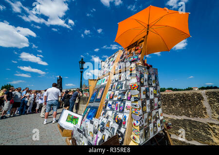 Vari artisti vendere la loro arte sul ponte storico 'Karlův piu', il Ponte di Carlo, attraversando il fiume Moldava'. Il 'Hradčany' in background Foto Stock
