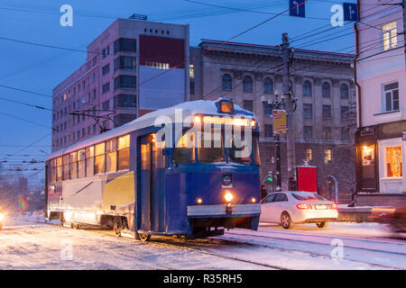 Tram retrò in strada di inverno città di Khabarovsk Foto Stock