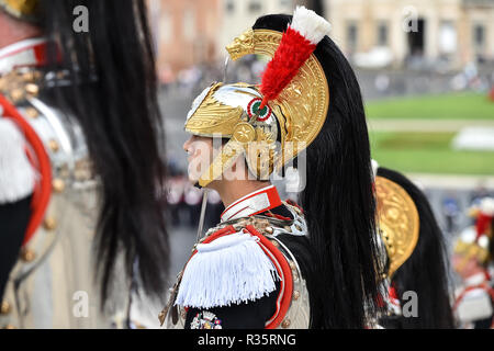 Roma, Italia - 16 Ottobre 2018: soldati provenienti da Italia la guardia nazionale di onore durante una cerimonia militare all Altare della Patria in Roma. Foto Stock