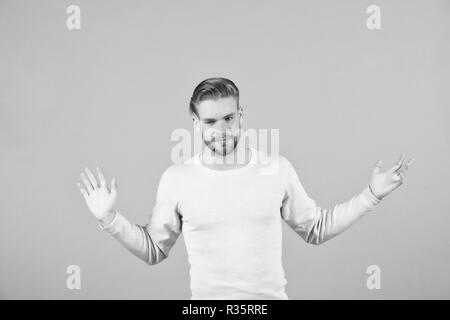 Io sono stufo. Appena mi lasciare da solo. L'uomo stanco disperata barba lunga bello stile macho, uno sfondo grigio. L'uomo alimentato in su con la vita i problemi. Guy sfortunati malati senza speranza di dare problemi. Foto Stock