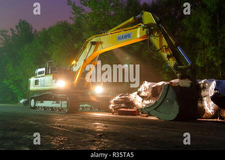 Un retroescavatore Komatsu parcheggiato nel composto sulla FARRRS link road sito in costruzione. Foto Stock