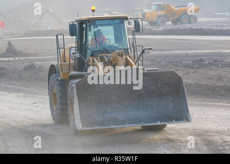 Un Caterpillar 966 caricatore su ruote, lavorando sul carbone Recycoal strutture di riciclaggio in Rossington,Doncaster,South Yorkshire Foto Stock