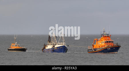 Questa è la base di Buckie barca da pesca, Ranger OB29 trainato indietro nel porto di Buckie martedì 20 novembre 2018 dall'Buckie scialuppa di salvataggio. Foto Stock