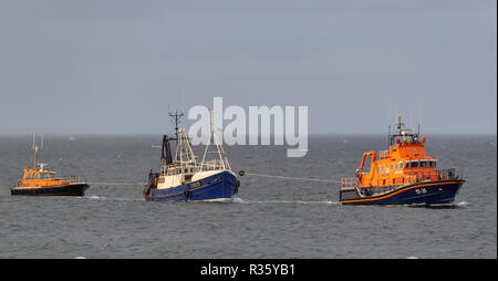 Questa è la base di Buckie barca da pesca, Ranger OB29 trainato indietro nel porto di Buckie martedì 20 novembre 2018 dall'Buckie scialuppa di salvataggio. Foto Stock