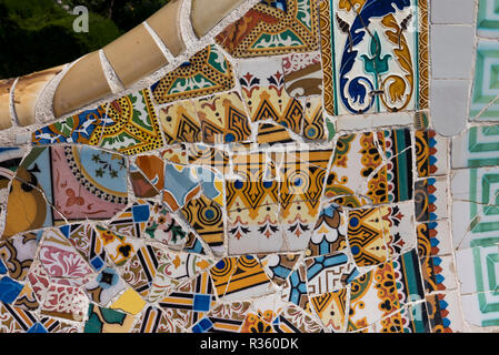 Mosaico colourful disegni sul retro di panche progettato da Antoni Gaudi presso il Parco Guell, Barcellona, Spagna Foto Stock