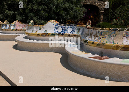 Mosaico colourful disegni sul retro di panche progettato da Antoni Gaudi presso il Parco Guell, Barcellona, Spagna Foto Stock