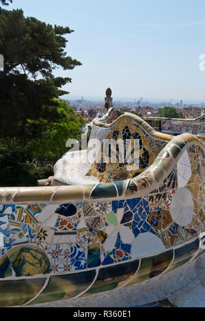 Mosaico colourful disegni sul retro di panche progettato da Antoni Gaudi presso il Parco Guell, Barcellona, Spagna Foto Stock