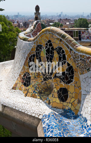 Mosaico colourful disegni sul retro di panche progettato da Antoni Gaudi presso il Parco Guell, Barcellona, Spagna Foto Stock