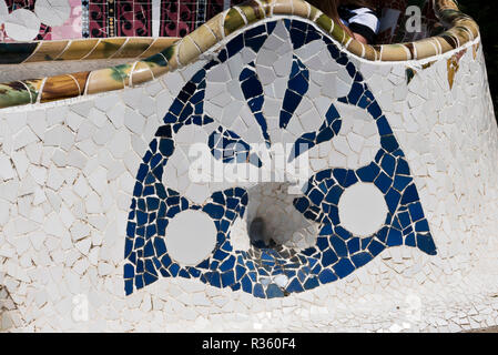 Mosaico colourful disegni sul retro di panche progettato da Antoni Gaudi presso il Parco Guell, Barcellona, Spagna Foto Stock