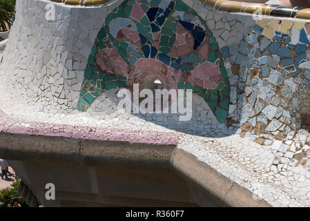 Mosaico colourful disegni sul retro di panche progettato da Antoni Gaudi presso il Parco Guell, Barcellona, Spagna Foto Stock