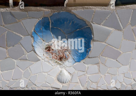 Mosaico colourful disegni sul retro di panche progettato da Antoni Gaudi presso il Parco Guell, Barcellona, Spagna Foto Stock