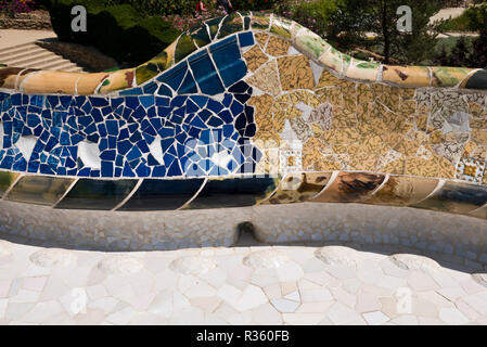 Mosaico colourful disegni sul retro di panche progettato da Antoni Gaudi presso il Parco Guell, Barcellona, Spagna Foto Stock