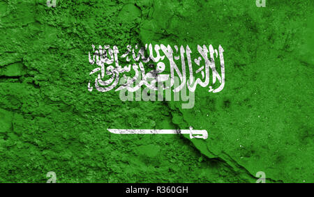 Bandiera della Arabia Saudita close up dipinta su un muro incrinato, concetto di azioni armate e conflitti in tutto il mondo Foto Stock