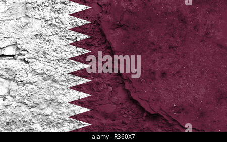 Bandiera del Qatar close up dipinta su un muro incrinato, concetto di azioni armate e conflitti in tutto il mondo Foto Stock